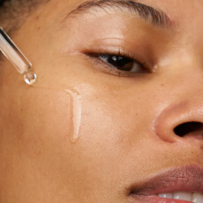 Étape 5 : Sérums et contours (traitement ciblé)